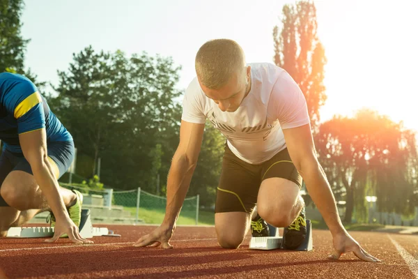 Sportos férfi, kezdve a nap sugarai jogging — Stock Fotó