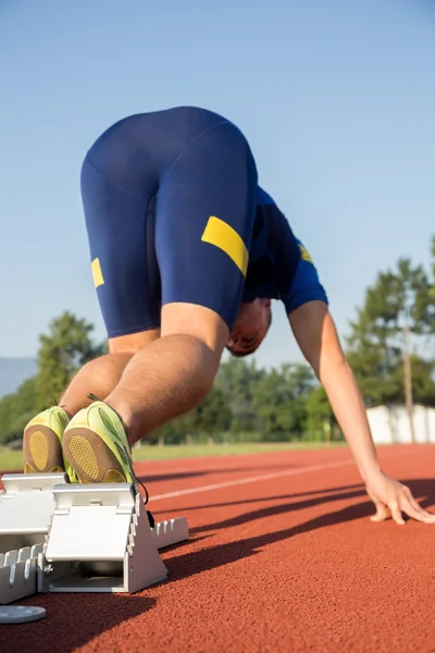 Спортсмен починає бігати в сонячних променях — стокове фото