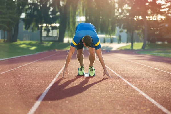 Track runner in starting position — ストック写真