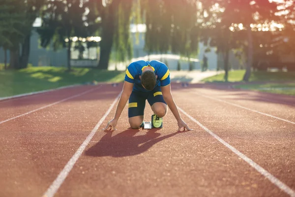 Track runner in starting position — ストック写真