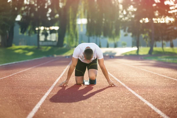 Detailansicht eines Sprinters, der sich auf den Start vorbereitet. Selektiver Fokus. — Stockfoto