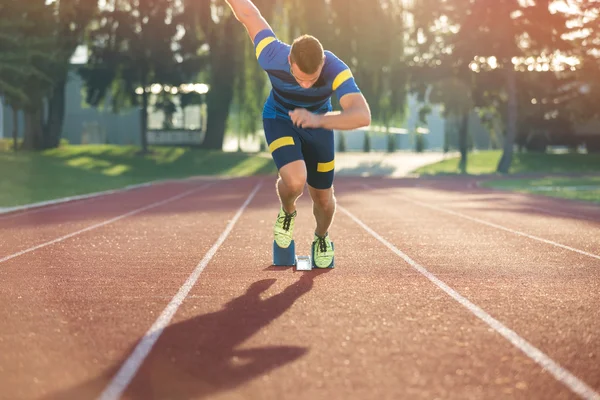 Vue détaillée d'un sprinter se préparant à démarrer. Concentration sélective . — Photo