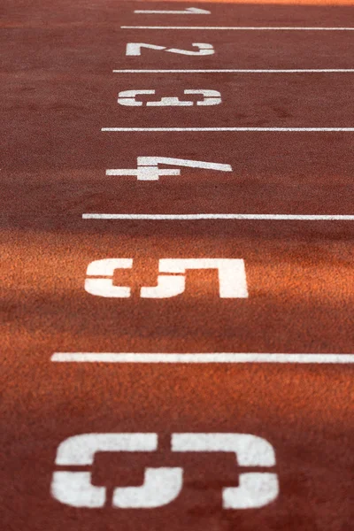Červené závodní trať s čísly. — Stock fotografie