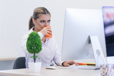 Tasarımcı kadın evde Ofis Masası Kupası ile oturuyordu