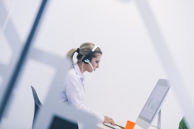 Bilgisayarda çalışan kadın 