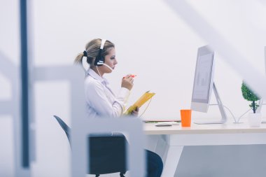 Bilgisayarda çalışan kadın 