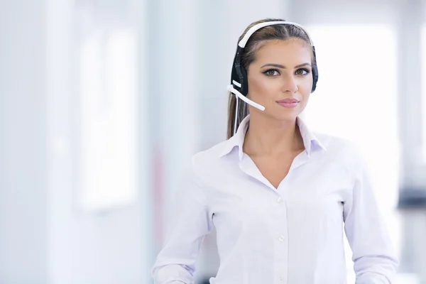 Operadora femenina con auriculares — Foto de Stock