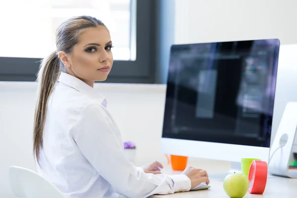 컴퓨터에서 일하는 여자 — 스톡 사진