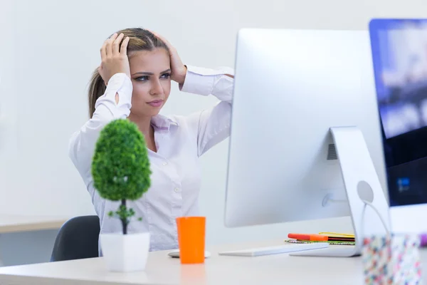 Жінка-підприємець сидить в офісі — стокове фото