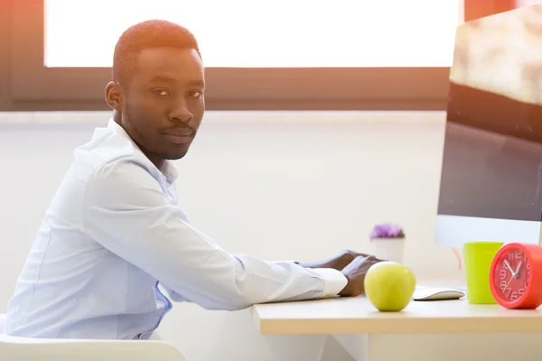 Junger afrikanisch-amerikanischer Geschäftsmann arbeitet — Stockfoto