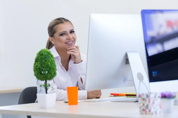 Žena pracující v počítači — Stock fotografie