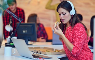 Öğle yemeğinde pizza keyfini neşeli ofis kız