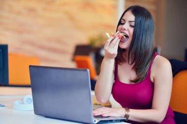 Ofiste çalışan başarılı bir iş kadını.