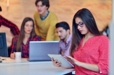 Genç profesyoneller modern ofis iş.