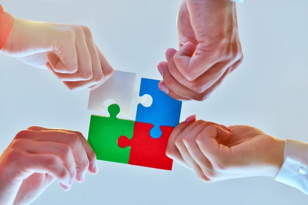 Business people gruppo assemblaggio puzzle — Foto Stock