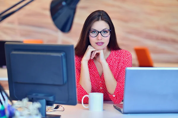 Donna d'affari di successo che lavora in ufficio — Foto Stock