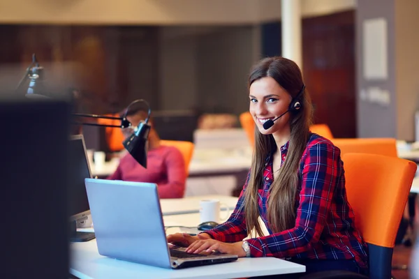 Donna d'affari di successo che lavora in ufficio — Foto Stock