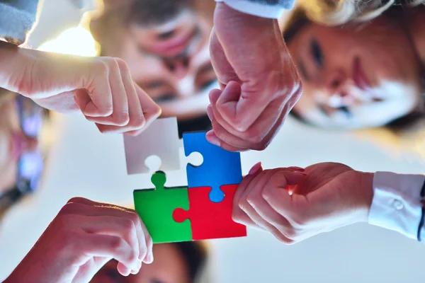 Grupo de empresários montando quebra-cabeça — Fotografia de Stock