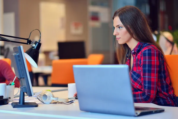 Erfolgreiche Geschäftsfrau im Büro — Stockfoto