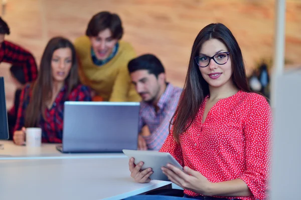 Jonge professionals werken in moderne kantoren. — Stockfoto