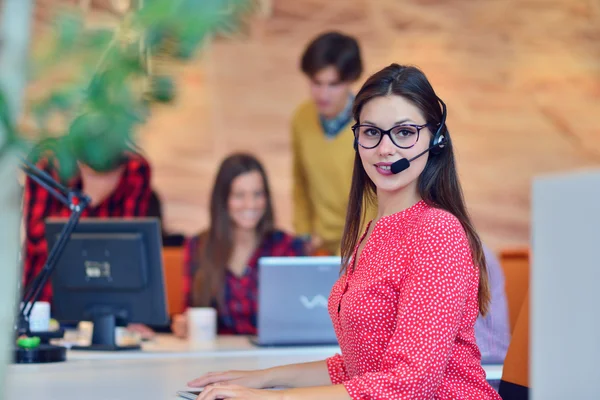 Niedliche Büroangestellte mit Headset — Stockfoto