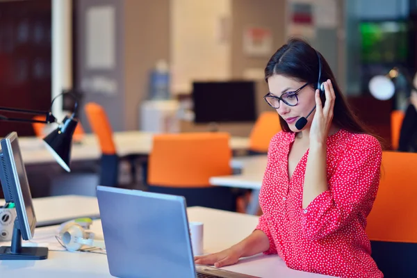 Jovem que trabalha no call center — Fotografia de Stock