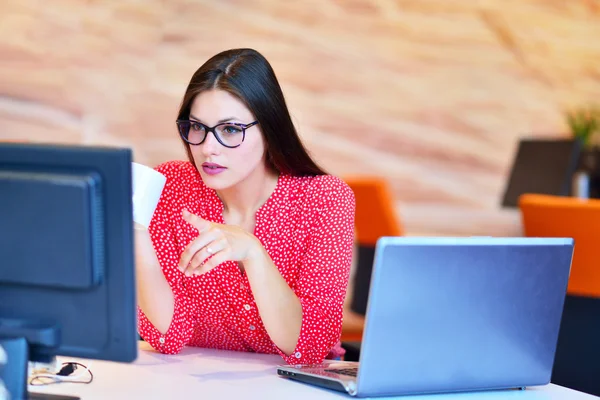 Donna d'affari di successo che lavora in ufficio — Foto Stock