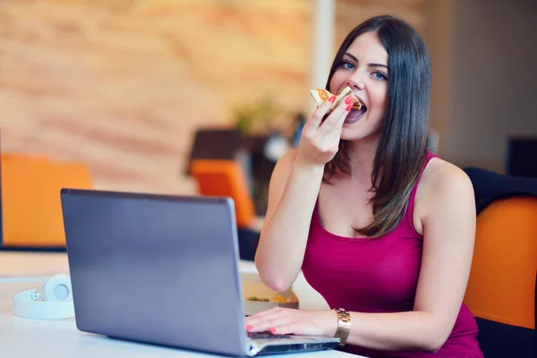 Mujer de negocios exitosa trabajando en la oficina Imagen de archivo