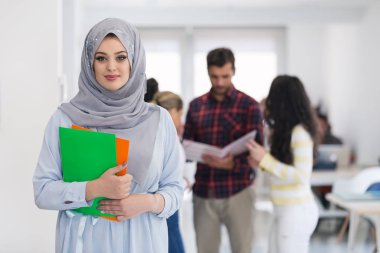 Arapça iş kadın holding klasörler