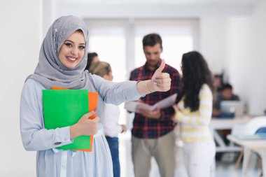 Arapça iş kadın holding klasörler