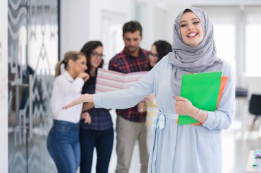 Takımda çalışan Arapça iş kadın