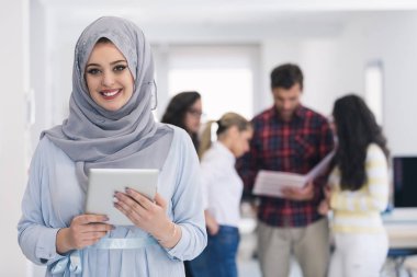 Arapça iş kadını dijital tablet kullanma
