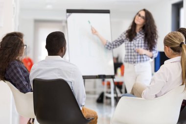 İş kadını işyerinde meslektaşları için sunu