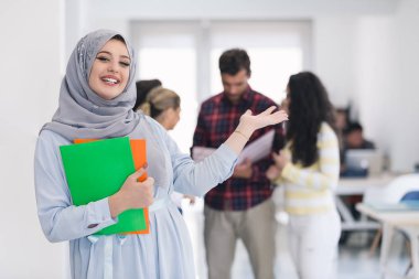 Arapça iş kadın holding klasörler