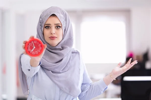 Araba donna d'affari con orologio — Foto Stock