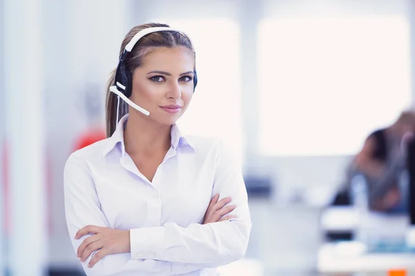 Operatore di supporto femminile con auricolare — Foto Stock