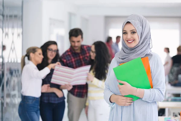 Arabic business woman working in team — Stock Photo, Image