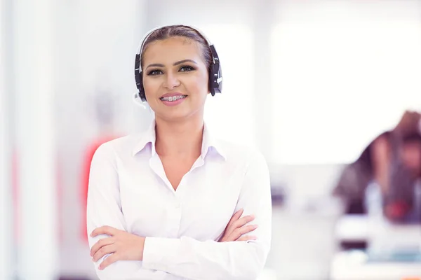 Operatore di supporto femminile con auricolare — Foto Stock