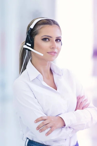 Operadora de soporte femenino con auriculares — Foto de Stock