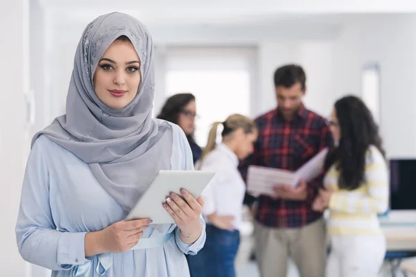 Arabe femme d'affaires utilisant une tablette numérique — Photo