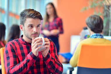 Ofiste kahve içme işadamı