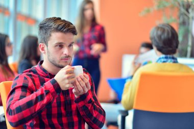 Ofiste kahve içme işadamı