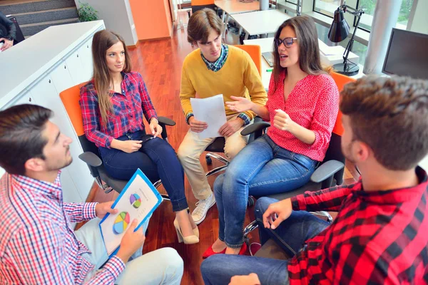 Jovens empresários em reunião — Fotografia de Stock