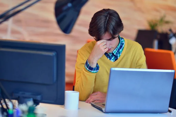 Frustrato giovane uomo d'affari in ufficio — Foto Stock