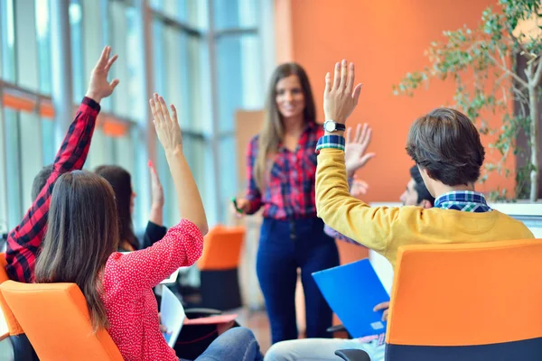 Grupo de jóvenes profesionales de la empresa que se reúnen . — Foto de Stock