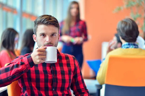 Бізнесмен п'є каву в офісі — стокове фото