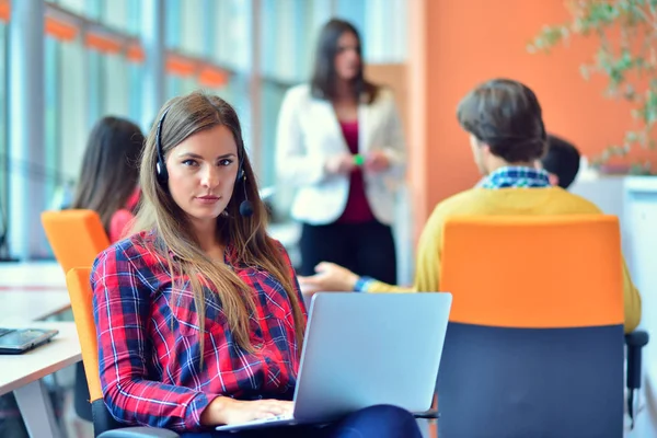 Carina donna d'affari in un ufficio — Foto Stock