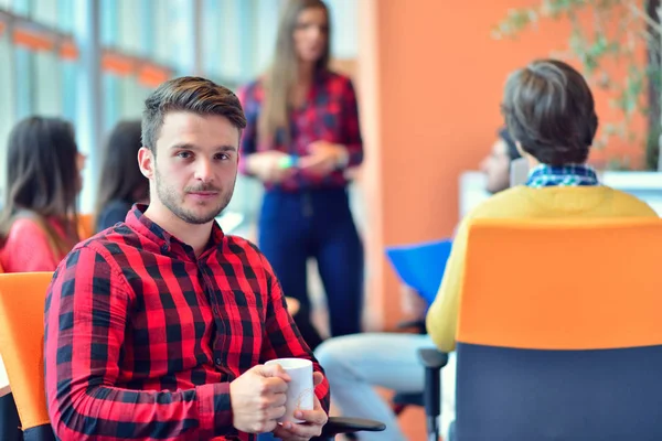 Ofiste kahve içme işadamı