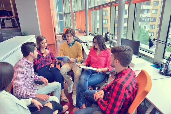 Jovens empresários em reunião — Fotografia de Stock