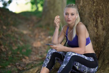 Derin ormanda koşu sırasında nefes